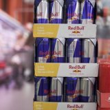 La vente de boissons énergisantes comme le Red Bull va être interdite aux jeunes de moins de 16 ans en Angleterre afin"d'améliorer leur santé physique et mentale" (image d'illustration). KEYSTONE/GAETAN BALLY